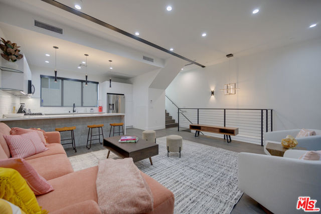 4422 S Riley Drive, Los Angeles CA: https://media.crmls.org/mediaz/a0ea4e0a-db93-40ff-b70b-8b3807d6f68d.jpg