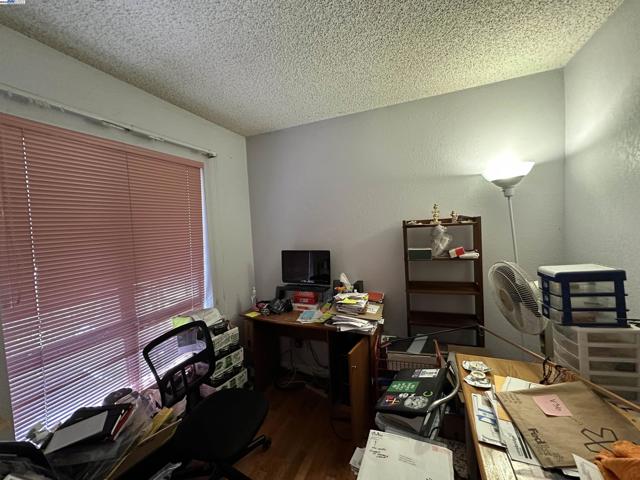 1988 Calaveras Dr, Pittsburg CA: https://media.crmls.org/mediaz/a0eafbc2-8be7-4b07-8714-b14292730e67.jpg