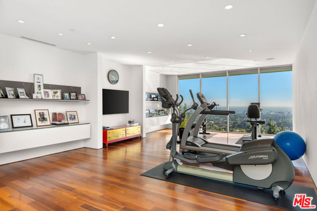 1290 Angelo Drive, Beverly Hills CA: https://media.crmls.org/mediaz/a0eb3edc-35cd-4313-94c2-1267064a375f.jpg