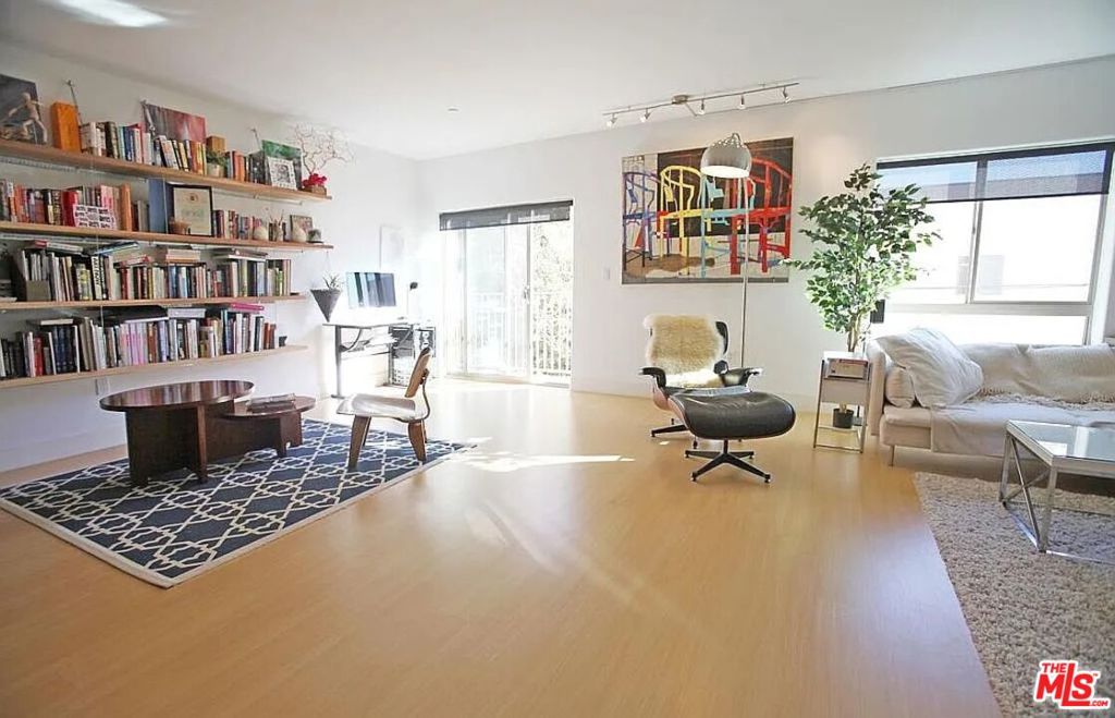 5232 Satsuma Avenue #202