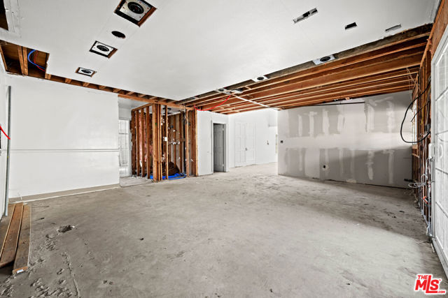 6257 Lindley Avenue, Tarzana CA: https://media.crmls.org/mediaz/a0eb904d-344d-4de5-8e27-2d7f37236632.jpg