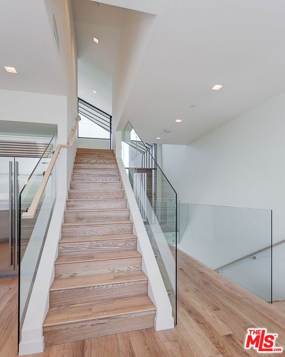 209 Hollister Avenue photo 13
