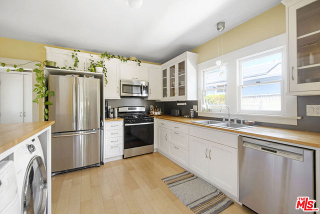 4989 Vincent Avenue, Los Angeles CA: https://media.crmls.org/mediaz/a0ed5fae-5bf7-4ae0-9640-1092dd8fc9a5.jpg