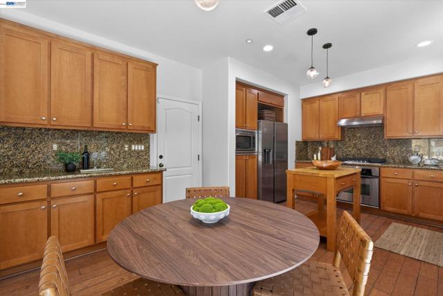 5880 Hillbrook Pl, Dublin CA: https://media.crmls.org/mediaz/a0ee6345-8b88-445b-8fd6-dfa69bf55d3d.jpg