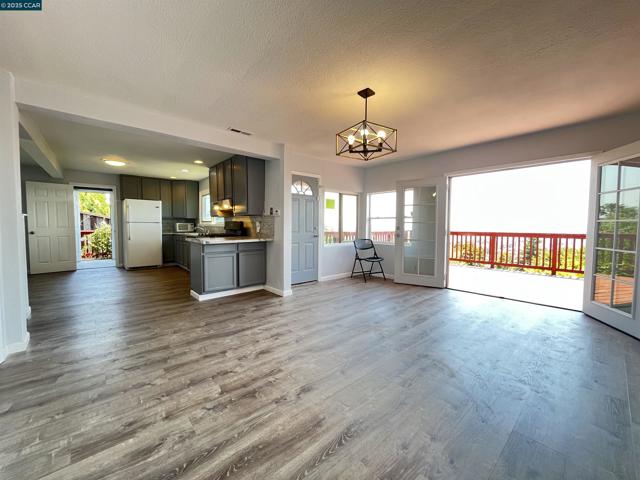 7618 Sunkist Dr, Oakland CA: https://media.crmls.org/mediaz/a0eeb9bc-a32b-47c1-a1ae-4c28ef5b3c04.jpg