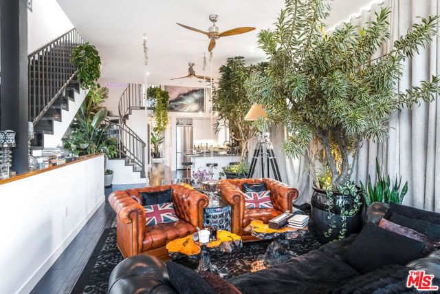 2513 Lincoln Boulevard, Venice CA: https://media.crmls.org/mediaz/a0ef6fb7-8ac9-48ee-882d-443386c2c4f5.jpg