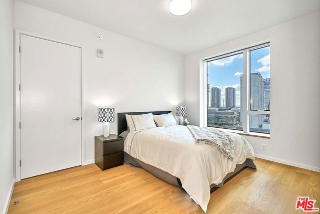 889 Francisco Street, Los Angeles CA: https://media.crmls.org/mediaz/a0ef9988-e103-4894-92b2-6f04a297d51e.jpg
