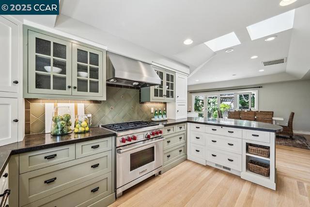 390 Castello Rd, Lafayette CA: https://media.crmls.org/mediaz/a0f0171a-ff82-4d9c-82db-657151021f6e.jpg
