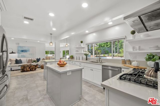 135 N Canyon View Drive, Los Angeles CA: https://media.crmls.org/mediaz/a0f0cfa5-faf5-440d-919f-0b4445475fa6.jpg
