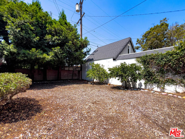 1119 Geneva Street, Glendale CA: https://media.crmls.org/mediaz/a0f1090e-6459-4c9a-9413-304b9a5aa1d3.jpg