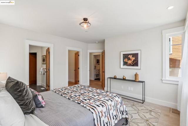 4428 Howe St, Oakland CA: https://media.crmls.org/mediaz/a0f176df-02f3-43be-9181-d54349d3bc8c.jpg