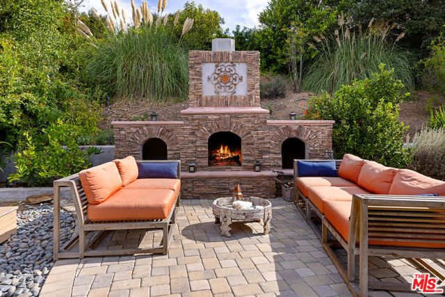 Outdoor fireplace