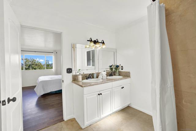 460 Rancho La Mirada Ln, Escondido CA: https://media.crmls.org/mediaz/a0f3ff0d-eae7-4304-9792-a4aa13d65ee3.jpg