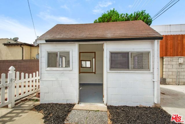 4325 W 58th Place, Los Angeles CA: https://media.crmls.org/mediaz/a0f49d50-3b37-4da1-8df0-6267dfc50a0e.jpg