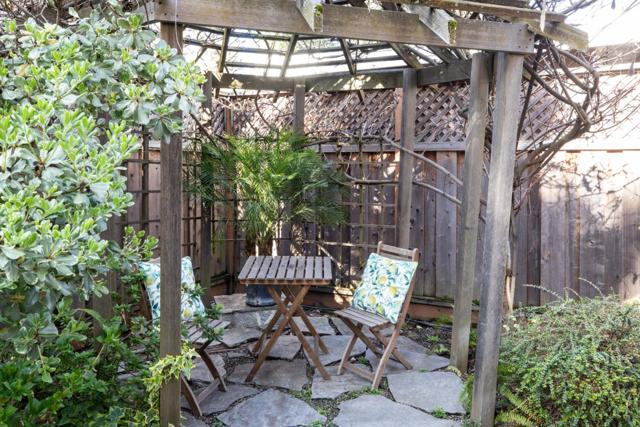 988 Menlo Avenue, Menlo Park CA: https://media.crmls.org/mediaz/a0f6c3fb-2f93-4b3e-9816-15d2e8a844c8.jpg