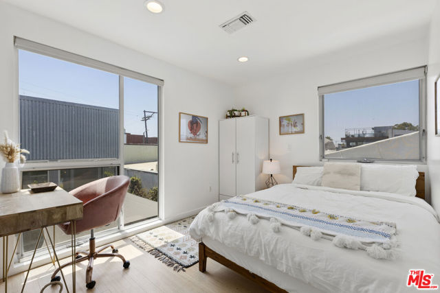 1410 Pacific Avenue, Venice CA: https://media.crmls.org/mediaz/a0f7427a-055a-45aa-a5ff-810314b72ea6.jpg