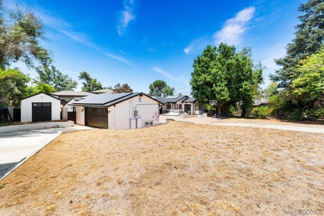 13953 Sagewood Dr, Poway CA: https://media.crmls.org/mediaz/a0f8db13-4062-40d7-bf93-6e3101b71cb0.jpg