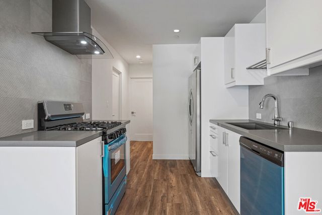 1166 S Cochran Avenue, Los Angeles CA: https://media.crmls.org/mediaz/a0f9ada9-6a67-4a53-9d3d-b9bc6b2fb59d.jpg