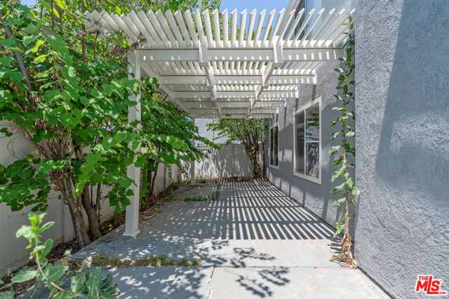 46 Eagle, Irvine CA: https://media.crmls.org/mediaz/a0f9ba89-67ab-48bc-81d6-942e5c6cf579.jpg