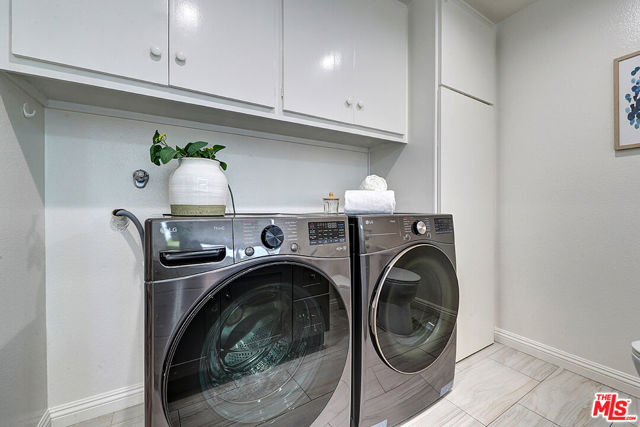 2452 Chelsea Place, Santa Monica CA: https://media.crmls.org/mediaz/a0fb2c21-a998-4ada-b933-5de24c63ce76.jpg