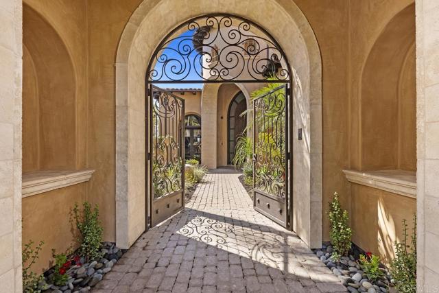 5015 Rancho Quinta Bend, San Diego CA: https://media.crmls.org/mediaz/a0fc74b7-caf0-4736-85d8-1f3c83c85cef.jpg