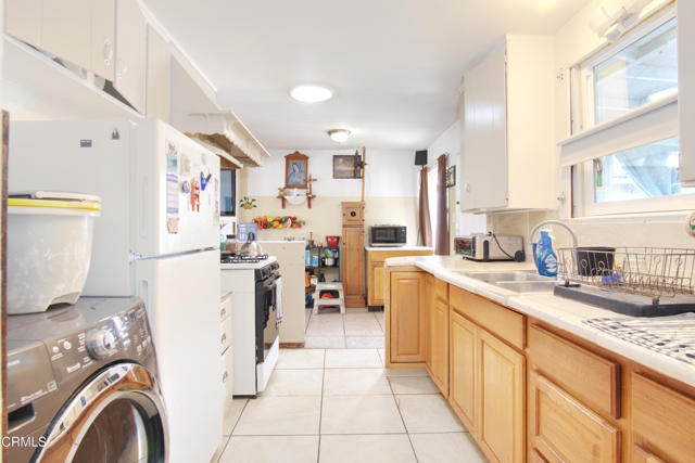 4127 S C Street, Oxnard CA: https://media.crmls.org/mediaz/a0fd485f-bb5e-4f95-b2ba-c89810d4c68e.jpg