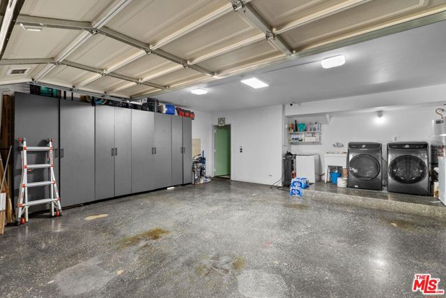 2231 Montrose Avenue, Montrose CA: https://media.crmls.org/mediaz/a0fe43b5-7b88-4e89-88dd-40e7f08aa794.jpg