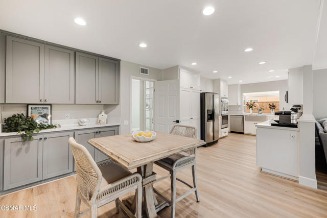 12147 Alder Grove Street, Moorpark CA: https://media.crmls.org/mediaz/a100739b-5bff-4153-a239-ae07e133abbb.jpg