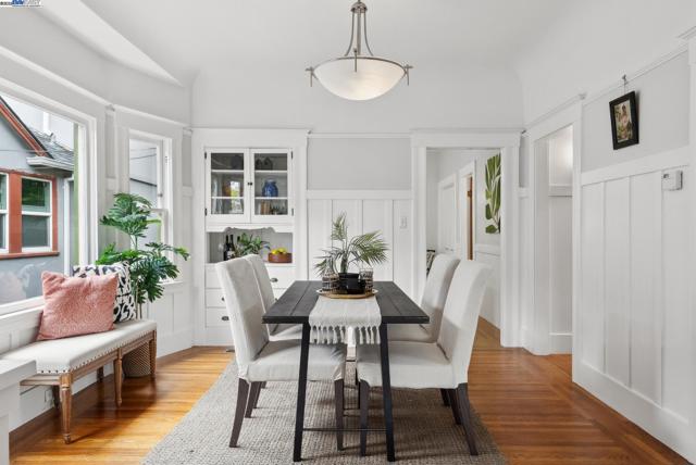 3206 Garfield Ave, Alameda CA: https://media.crmls.org/mediaz/a100927e-9df5-428e-820c-bec8f676efe2.jpg