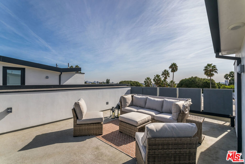 https://media.crmls.org/mediaz/a1016041-09a0-4699-b847-e961123aa96a.jpg?preset=X-Large