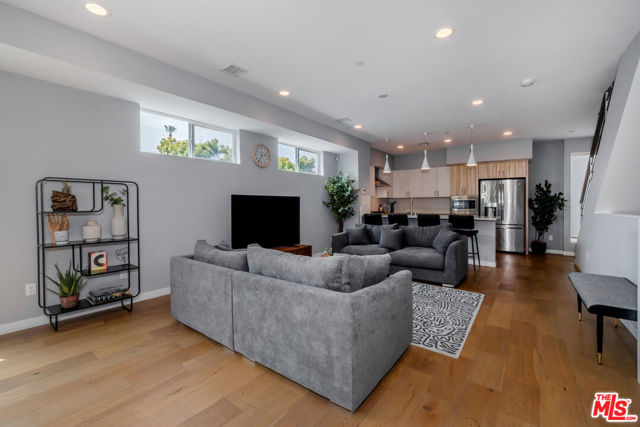 1246 1/2 Gordon Street, Los Angeles CA: https://media.crmls.org/mediaz/a10225d9-c070-4619-afd4-e63ca16fd9e4.jpg