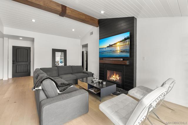 2146 Foster St, Oceanside CA: https://media.crmls.org/mediaz/a1029b5c-6d23-4394-a4d7-6f3a90c43802.jpg