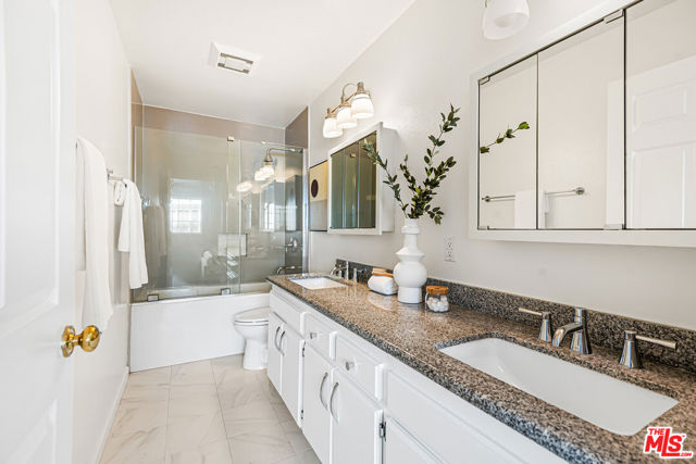 3949 Bentley Avenue, Culver City CA: https://media.crmls.org/mediaz/a10319eb-a9b0-461d-9fc8-42079f84d538.jpg