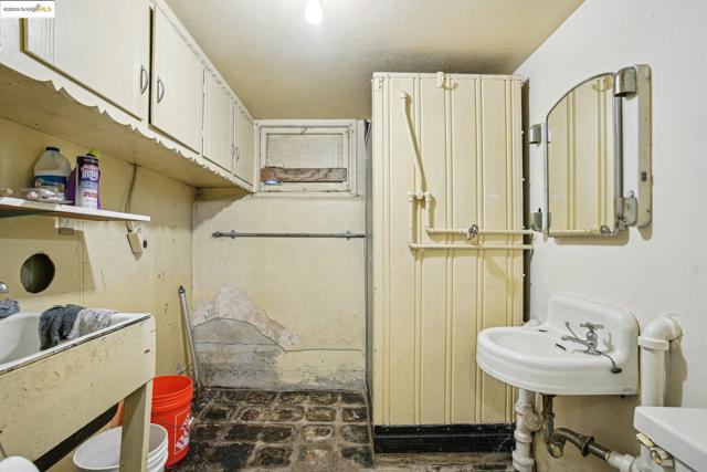 6576 Lucas AVE, Oakland CA: https://media.crmls.org/mediaz/a10398c6-2fd7-43bd-a368-449211ed06d8.jpg