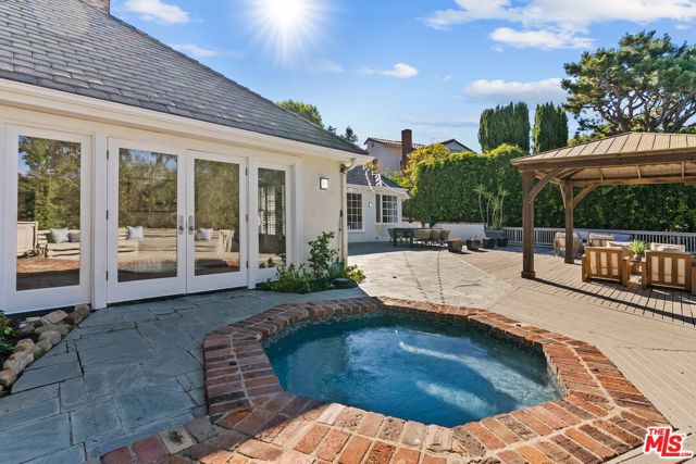 2596 Wallingford Drive, Beverly Hills CA: https://media.crmls.org/mediaz/a104eace-9b4c-4fbf-8a72-a92b832117ae.jpg