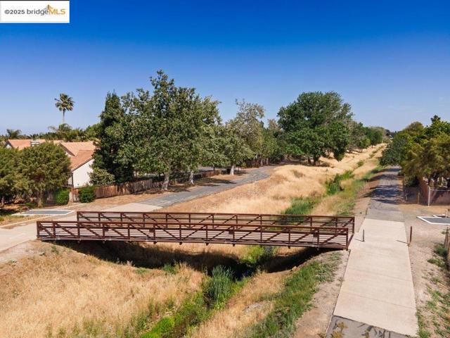 1281 Sea Vista Dr, Brentwood CA: https://media.crmls.org/mediaz/a105ad75-b542-4bc4-9421-367ab653ad31.jpg