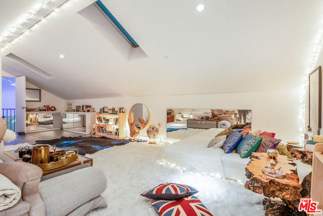 2513 Lincoln Boulevard, Venice CA: https://media.crmls.org/mediaz/a1060586-63bc-455e-b1c2-7fafad49d1c0.jpg