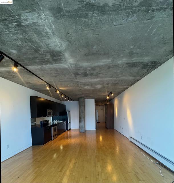311 Oak St, Oakland CA: https://media.crmls.org/mediaz/a106e136-3a94-4708-a7fb-be5af6b63ae8.jpg