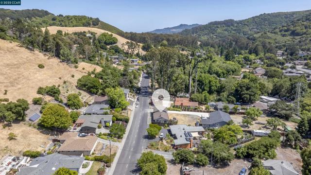 6180 HILLSIDE DRIVE, El Sobrante CA: https://media.crmls.org/mediaz/a1083ec6-c69f-4c33-9d95-5f23b7eb5ce1.jpg