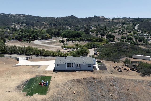 4027 Sumac Summit, Fallbrook CA: https://media.crmls.org/mediaz/a109db80-b3b4-4fa3-8c67-6dd81fa296c1.jpg