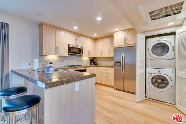 3005 Grand Canal Court, Venice CA: https://media.crmls.org/mediaz/a10a6e09-a6cf-4c8c-828b-d7a3fdb89fdb.jpg