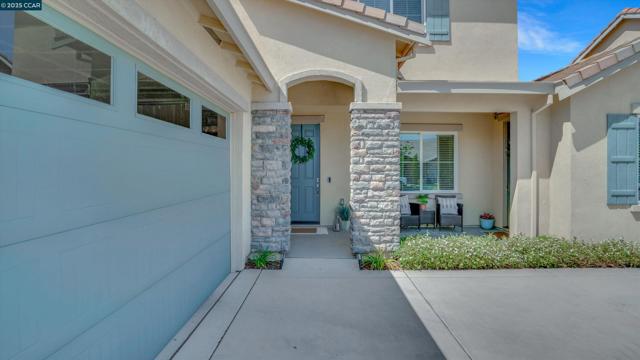 719 Jennifer St, Brentwood CA: https://media.crmls.org/mediaz/a10abba3-869c-4536-979b-156253ef4354.jpg