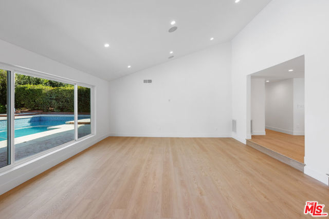 4344 Gayle Drive, Tarzana CA: https://media.crmls.org/mediaz/a10ad504-fdac-4e6c-b83b-4a649c9dc488.jpg