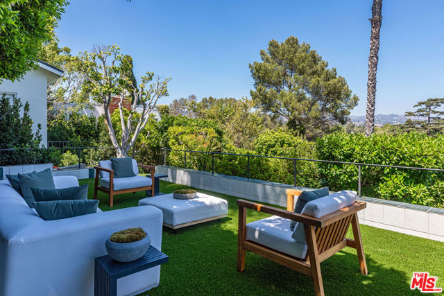 365 Norcroft Avenue, Los Angeles CA: https://media.crmls.org/mediaz/a10b5c8b-7c6f-4d61-bb78-acb3d3b19424.jpg