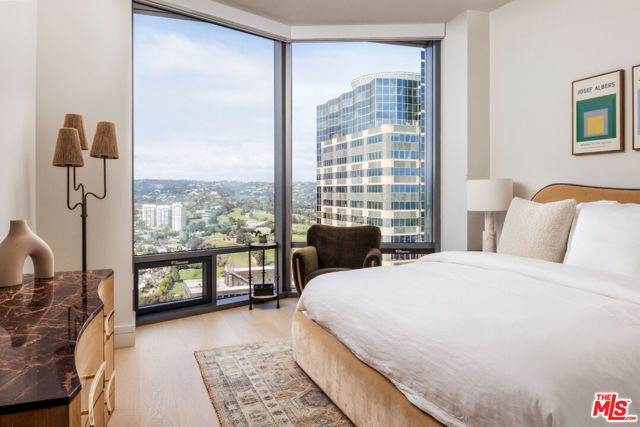 211 W Elm Court, Los Angeles CA: https://media.crmls.org/mediaz/a10b7982-9da6-4bce-93de-f6bd8ab9947d.jpg