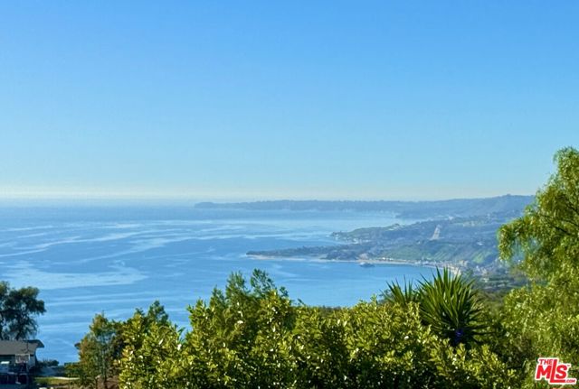 20776 Big Rock Drive, Malibu CA: https://media.crmls.org/mediaz/a10b984f-9ce6-40fa-ab4d-6de552f06309.jpg