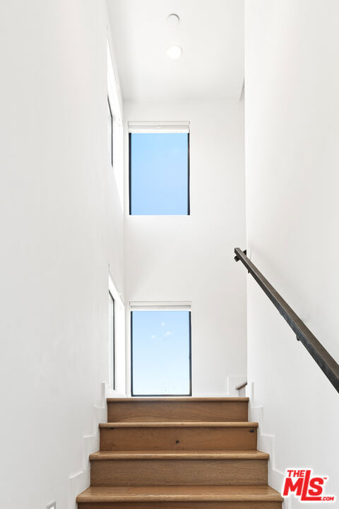 11900 Washington Place, Los Angeles CA: https://media.crmls.org/mediaz/a10be6a4-4c8b-4ab3-936e-67a8ba2c80dd.jpg