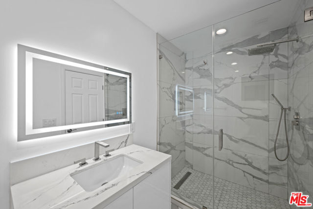 17449 Sumiya Drive, Encino CA: https://media.crmls.org/mediaz/a10c09f3-91a6-4034-ac6d-f658fdcb8395.jpg