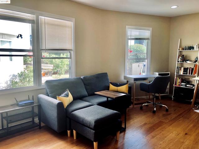 986 Kains Ave, Albany CA: https://media.crmls.org/mediaz/a10c69c0-76fa-4b14-af12-80ac7851f641.jpg