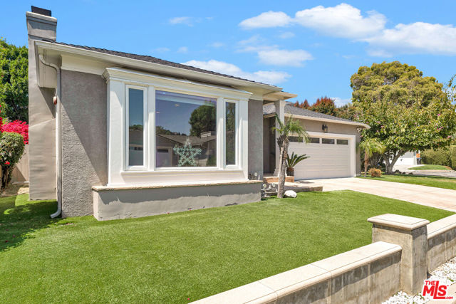3733 Willowcrest Avenue, Studio City CA: https://media.crmls.org/mediaz/a10cc2a3-d761-45df-918a-519a9f991e44.jpg